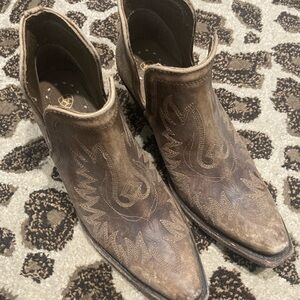 Ariat Tan Western Boots with Embroidered Design